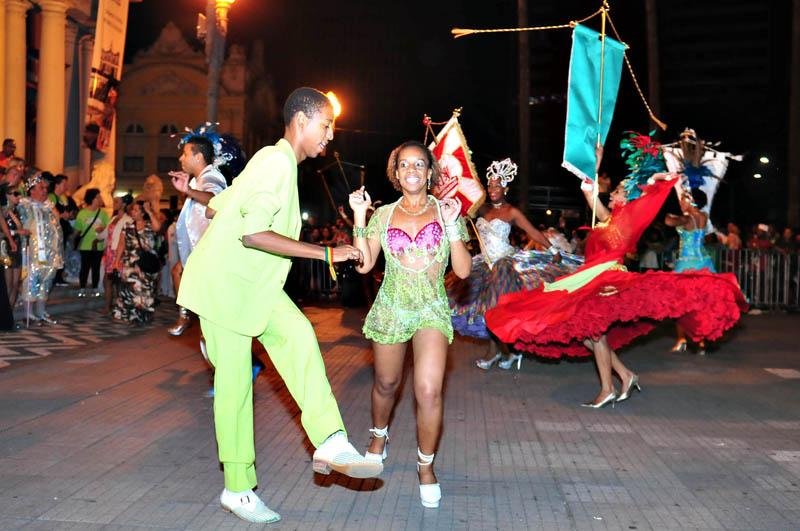Sebasti&atilde;o Melo e a Corte do Carnaval aproveitaram a iniciativa e depois de caminhar pelas ruas Uruguai e Andradas, se juntaram aos foli&otilde;es da Samba Puro