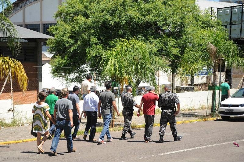 Familiares se mobilizam em frente ao gin&aacute;sio municipal