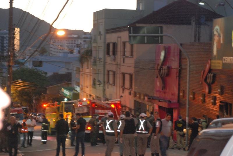 Jovem estava fora da boate em SM e auxiliou no resgate de v&iacute;timas que lutavam para escapar