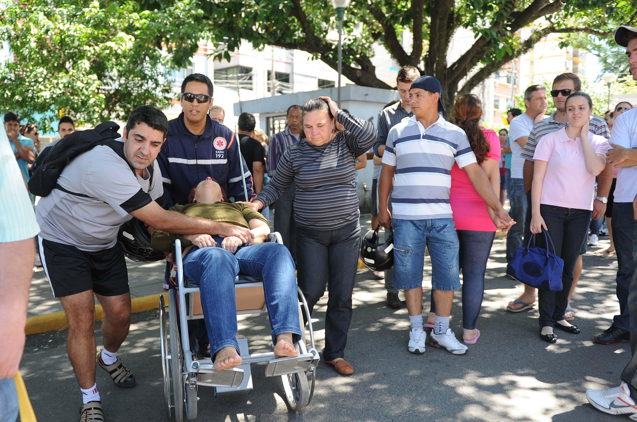 Aqueles que conseguiram fugir em dire&ccedil;&atilde;o &agrave; sa&iacute;da, ficaram presos nos corrim&otilde;es, usados para organizar as filas
