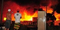 Incêndio atinge casas nos arredores da Arena do Grêmio