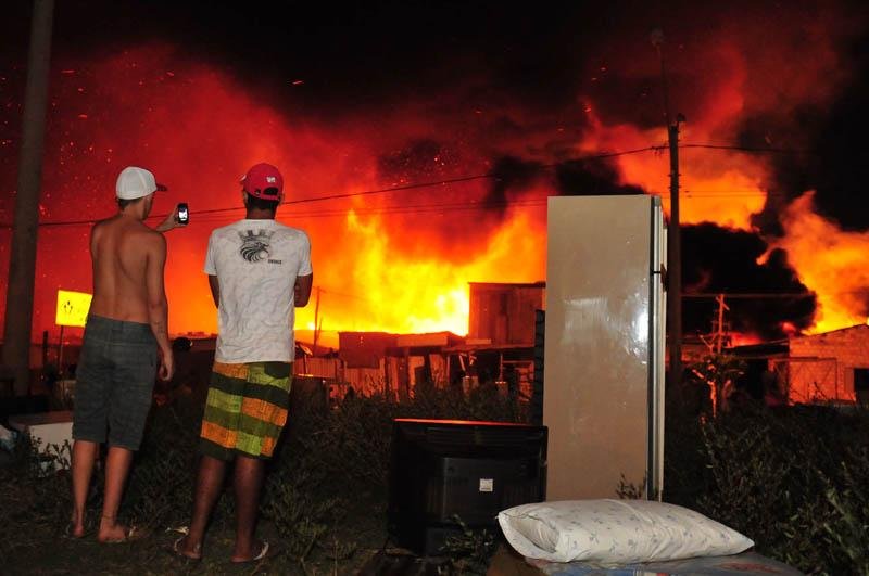 Inc&ecirc;ndio atinge casas nos arredores da Arena do Gr&ecirc;mio