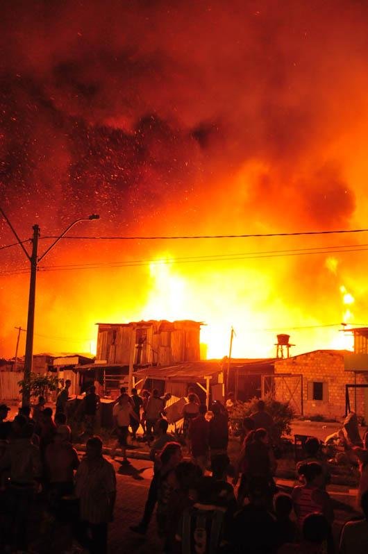 Inc&ecirc;ndio s&oacute; foi controlado ap&oacute;s quatro horas de trabalhos