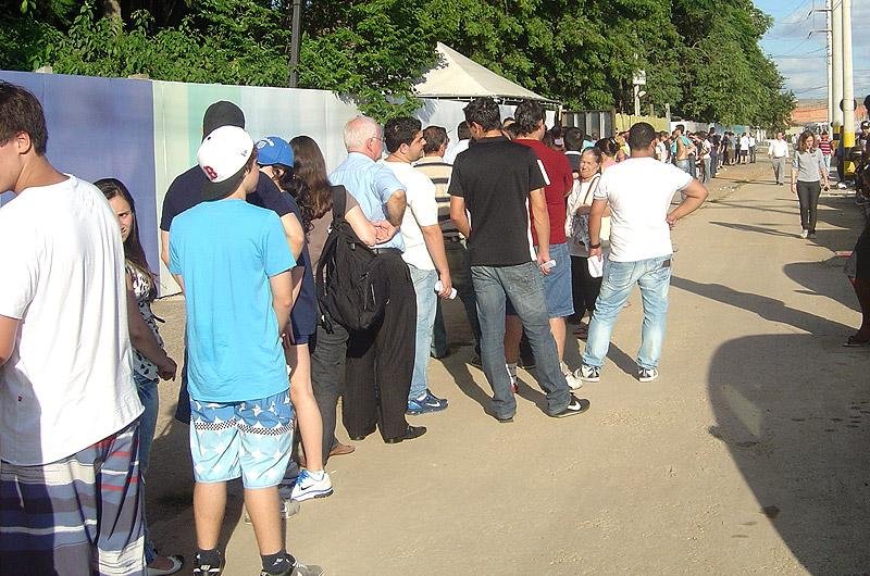 Tempo de espera foi de uma hora e meia nesta segunda
