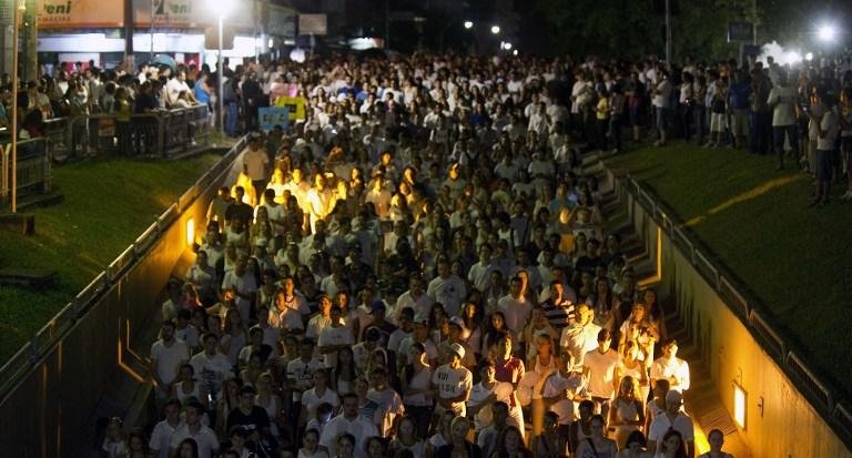 Milhares se re&uacute;nem para homenagear v&iacute;timas de inc&ecirc;ndio em Santa Maria