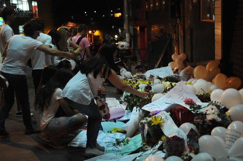 Luto e homenagens seguem durante a noite em frente &agrave; boate
