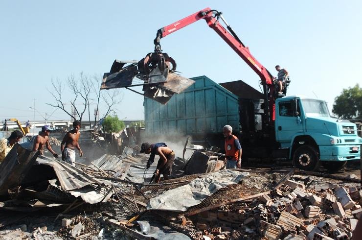 DMLU come&ccedil;ou a limpar os destro&ccedil;os do inc&ecirc;ndio na Vila Liberdade