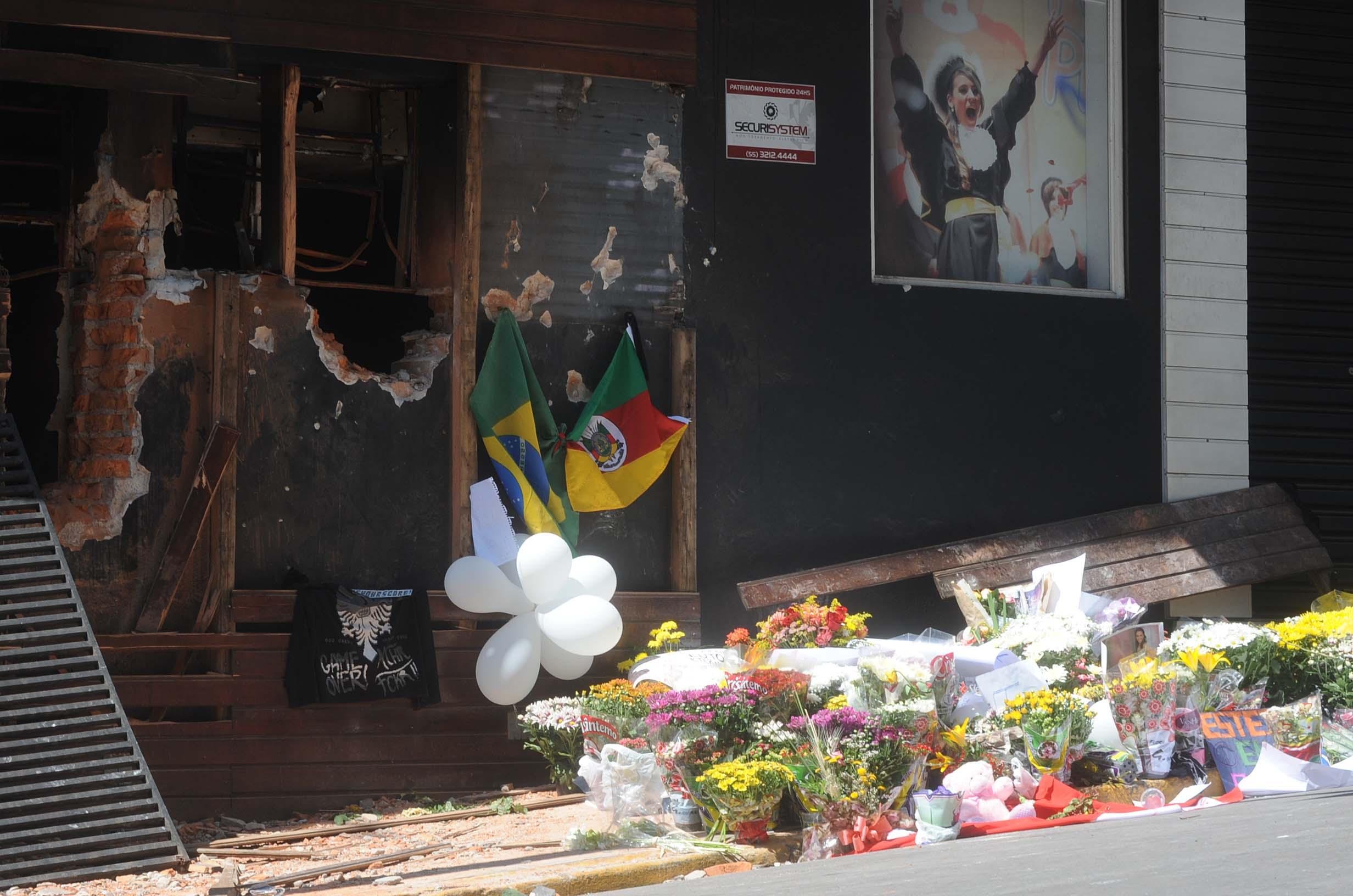 Frente da boate Kiss est&aacute; repleta de flores e se tornou ponto de parada para ora&ccedil;&otilde;es