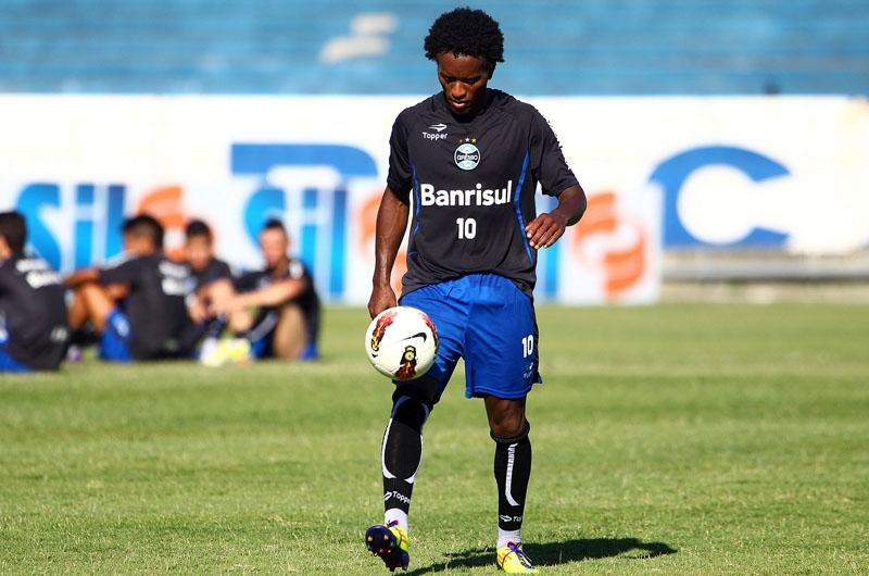 Z&eacute; Roberto pede paci&ecirc;ncia para vencer retranca da LDU