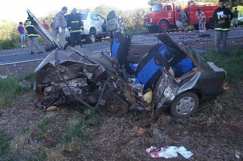 Quatro pessoas morrem na colis&atilde;o entre caminhonete e carro
