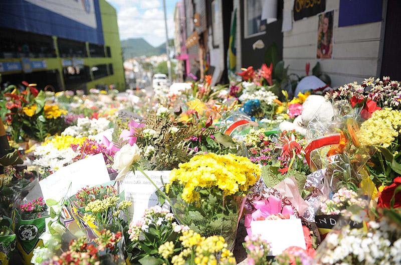 Frases de protesto comp&otilde;em cen&aacute;rio da trag&eacute;dia em Santa Maria