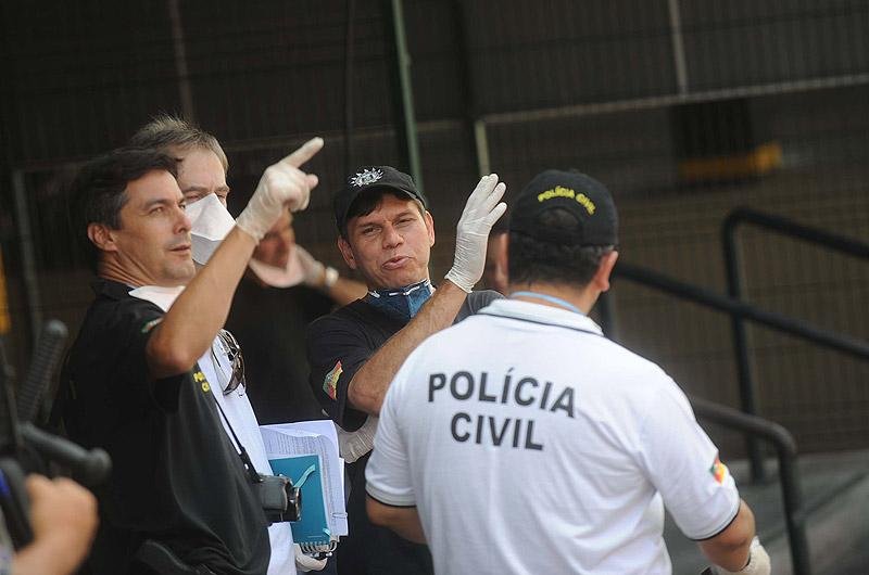 Pol&iacute;cia faz reconstitui&ccedil;&atilde;o do inc&ecirc;ndio na boate Kiss em Santa Maria