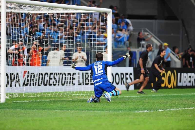 Goleiro do Gr&ecirc;mio afirma que esfor&ccedil;o do time foi coroado pela decis&atilde;o nos p&ecirc;naltis