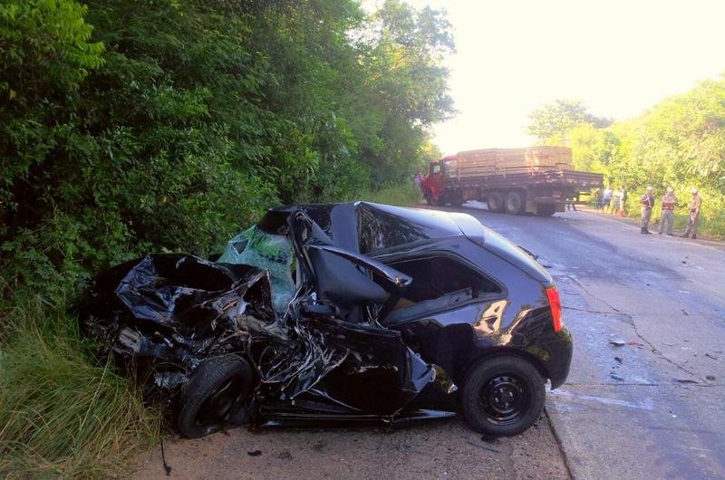 Gol ficou destru&iacute;do ap&oacute;s colis&atilde;o com caminh&atilde;o na ERS 118