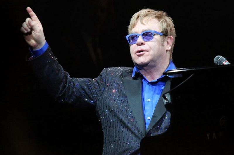 Elton John &eacute; um dos artistas que cantar&aacute; na noite do Grammy