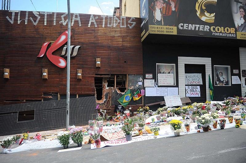 Amigos e familiares de v&iacute;timas da trag&eacute;dia depositaram flores em frente ao local do inc&ecirc;ndio
