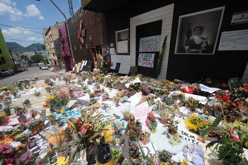 Flores e homenagens colocadas em frente &agrave; Boate Kiss, onde aconteceu a trag&eacute;dia