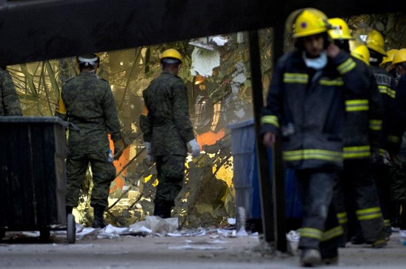 Equipes de resgate continuam trabalhando nos escombros
