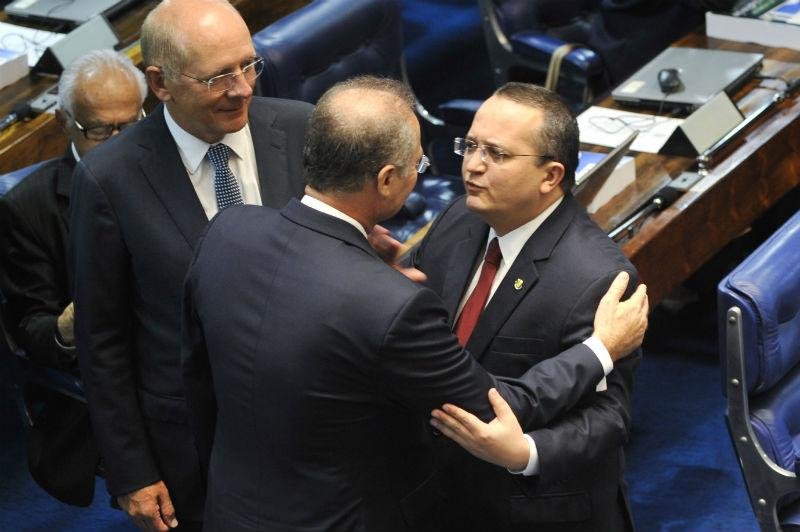 Renan Calheiros cumprimenta Pedro Taques no Senado