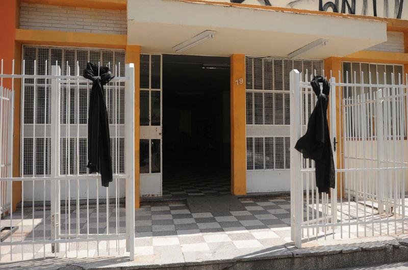 Faixas negras demonstram o luto na Casa do Estudante em Santa Maria