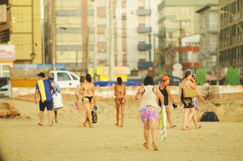Chuvas fez banhista sa&iacute;rem correndo da praia em Cap&atilde;o