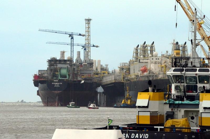 Vento desprende duas plataformas do cais em Rio Grande