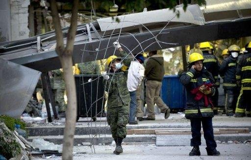 Militares, policiais federais e funcion&aacute;rios da companhia ainda permaneciam no lugar do acidente para remover os escombros