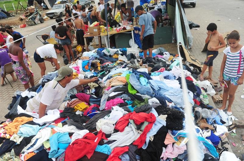 Comunidade recebeu muitos itens de vestu&aacute;rio e agora precisa de alimentos
