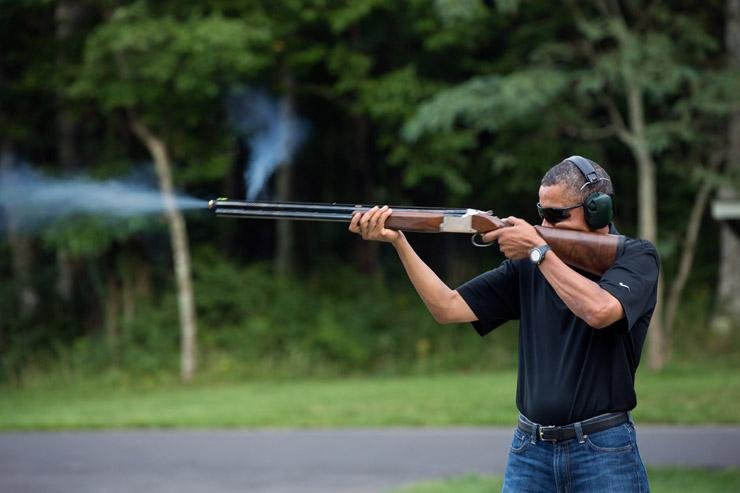 Obama aparece em foto praticando tiro ao alvo