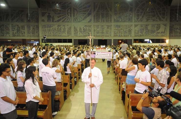 Missa de s&eacute;timo dia re&uacute;ne tr&ecirc;s mil pessoas em Santa Maria