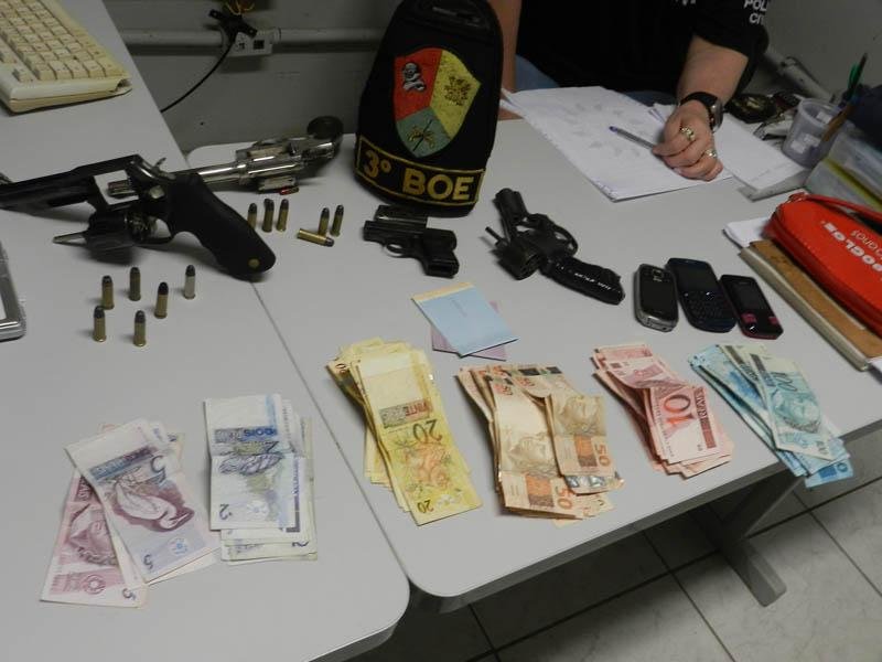 Tr&ecirc;s armas foram apreendidas