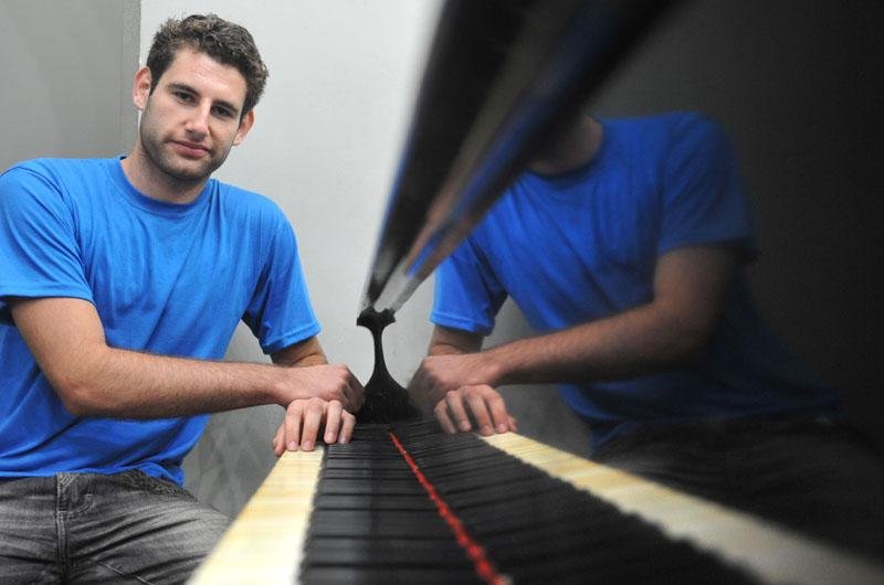 O Jovem Tom Carvalho lan&ccedil;a seu trabalho nos dias 6 e 7 no Audit&oacute;rio Luis Cosme