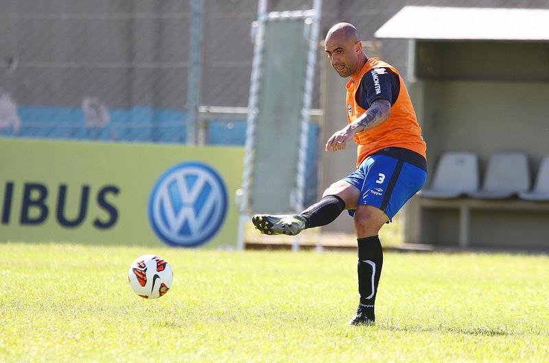 Cris treina sem dores no Gr&ecirc;mio e pode enfrentar o S&atilde;o Jos&eacute;