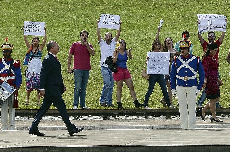 Presidente do Senado ouviu calado gritos enquanto subia a rampa 