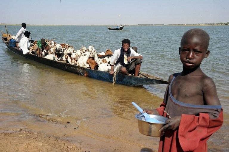 Menino aguarda comida no Mali