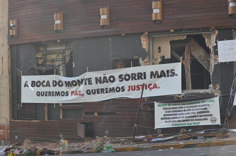 Familiares e amigos colam cartazes no pr&eacute;dio da boate Kiss