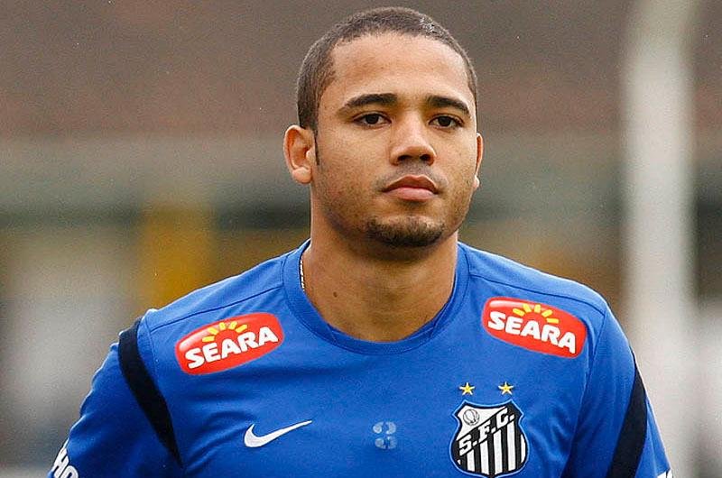 Volante Adriano &eacute; liberado pelo Santos