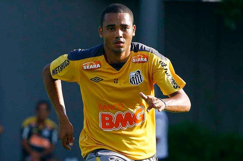 Adriano deve assinar com o Gr&ecirc;mio por tr&ecirc;s anos