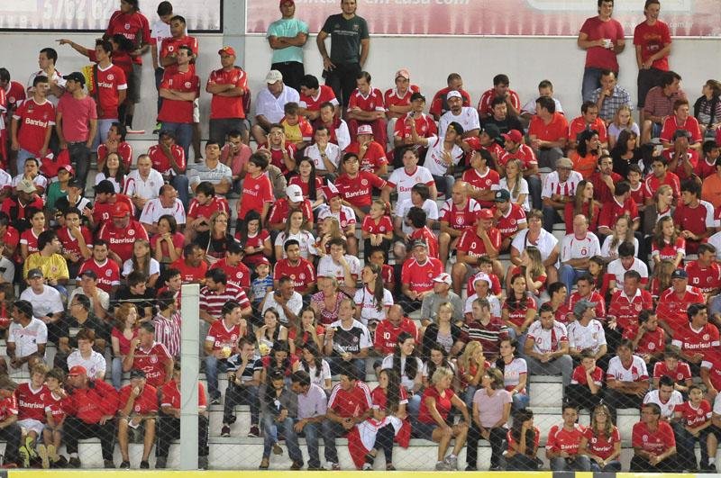 Torcida compareceu, mas a festa foi do Lajeadense