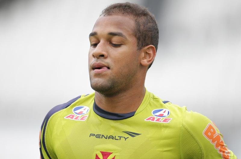 Inter n&atilde;o descarta contrata&ccedil;&atilde;o de Bastos apesar de pend&ecirc;ncia