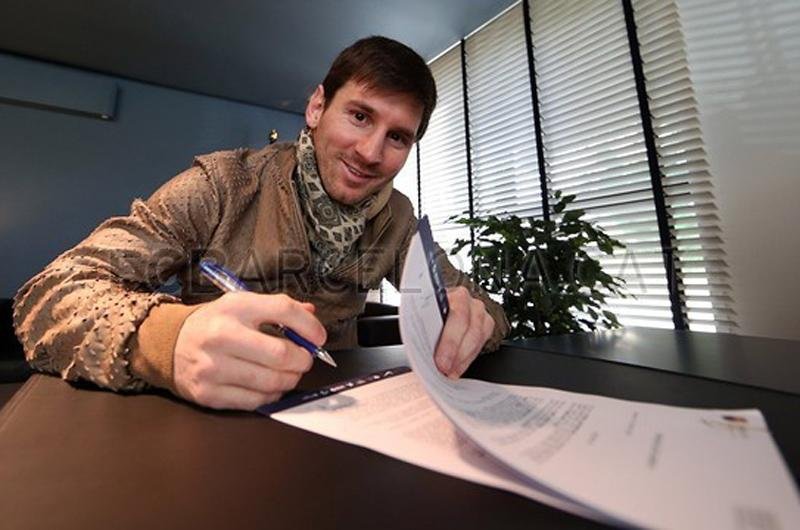 Messi assina renova&ccedil;&atilde;o com Barcelona at&eacute; 2018