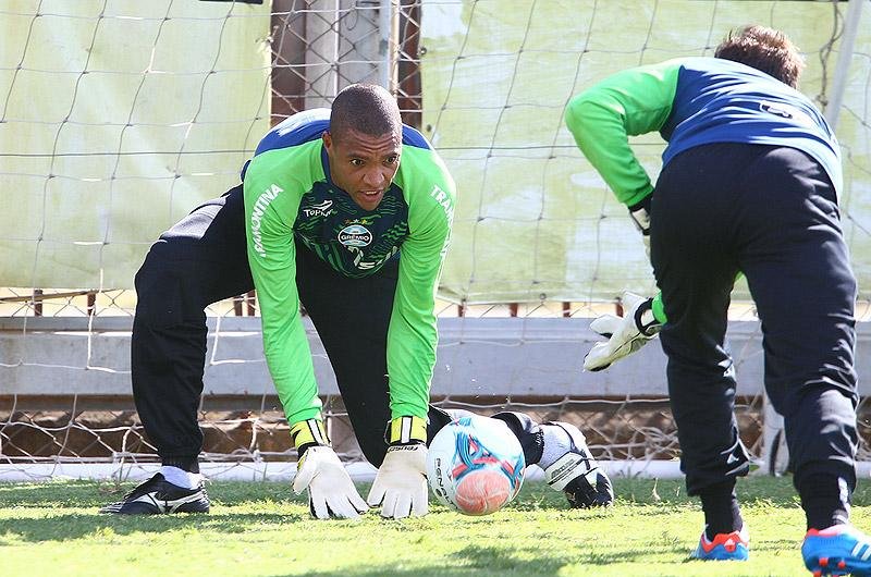 Goleiro Dida volta a trabalhar com bola no Gr&ecirc;mio