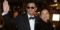 O diretor chinese Wong Kar Wai e a esposa Esther chegam na cerimonia de abertura do Festival de Berlin