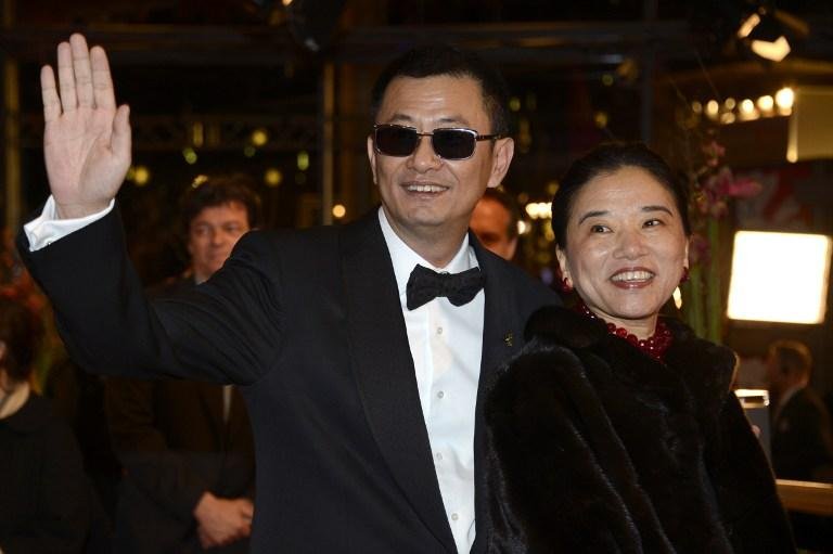 O diretor chinese Wong Kar Wai e a esposa Esther chegam na cerimonia de abertura do Festival de Berlin