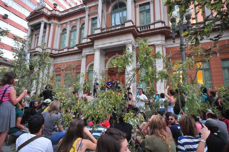 Manifestantes levaram galhos de &aacute;rvores derrubadas para a frente da prefeitura