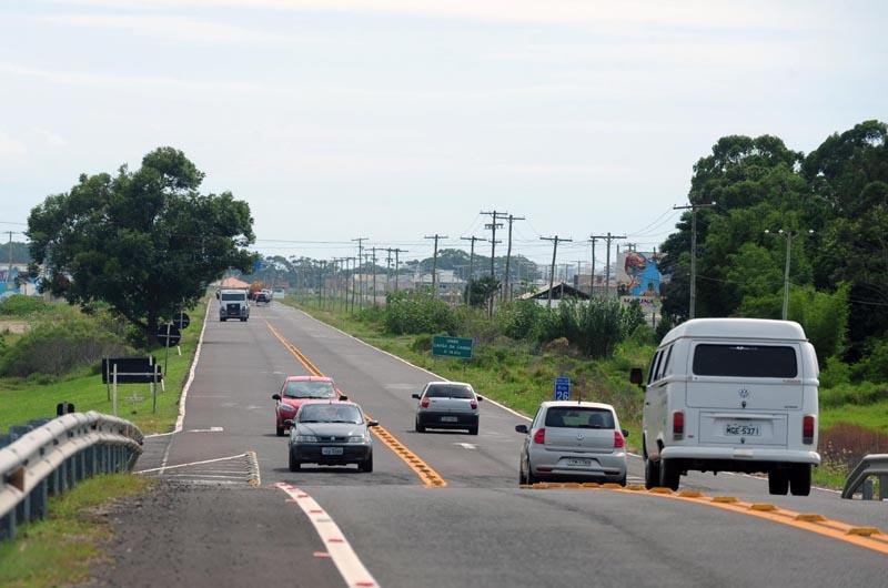 Movimento &eacute; tranquilo nas estradas rumo ao Litoral