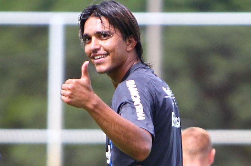 Moreno pode estar de sa&iacute;da do Gr&ecirc;mio com chegada de Barcos