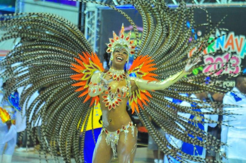 De Viam&atilde;o, a Unidos de Vila Isabel fez apresenta&ccedil;&atilde;o mostrando a hist&oacute;ria dos est&aacute;dios do Gr&ecirc;mio