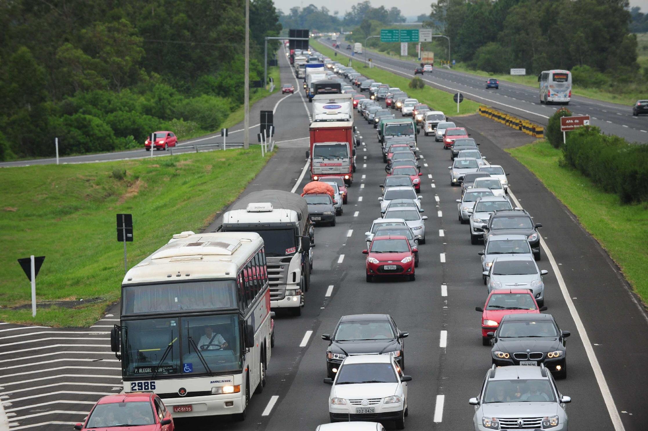 Mais de 100 mil carros devem rumar para o Litoral Norte neste s&aacute;bado