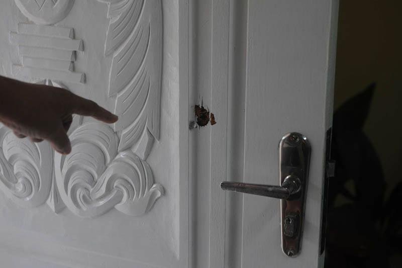 Tr&ecirc;s tiros atingiram a resid&ecirc;ncia &ndash; uma das balas atravessou a porta de entrada e ficou alojada na parede